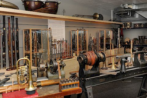 Blick in unser Schaulager mit Werkbänken der Firma Reiner, Thun, spätes 19. Jahrhundert.